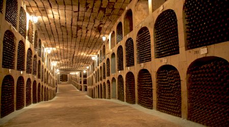 Descoperiți una dintre cele mai puțin vizitate țări din Europa și descoperiți cea mai mare cramă din lume