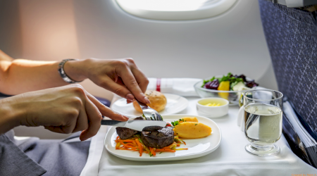 8 Alimente pe care să le evitați înaintea unui zbor