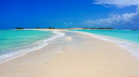 Explorați impresionantul arhipelag Los Roques, în Venezuela