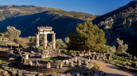 Descoperiți Templul din Delphi, casa Oracolului din mitologia greacă