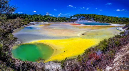 La pas în zona termală Wai-O-Tapu din Noua Zeelandă