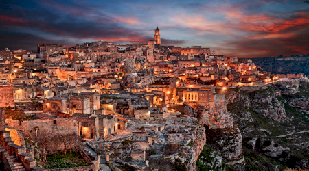 Vizitați Matera, în Italia, pentru hoteluri stilate și cine în peșteri