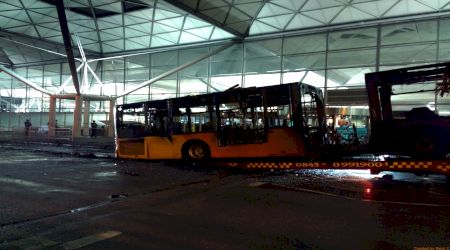 Toate zborurile de vineri anulate pe Aeroportul Stansted din cauza unui autobuz în flăcări