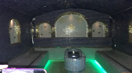 Centru spa promovat cu fotografii sexy pe Facebook