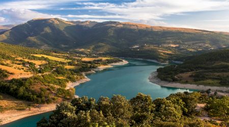 8 Lacuri europene sălbatice, ideale pentru înot