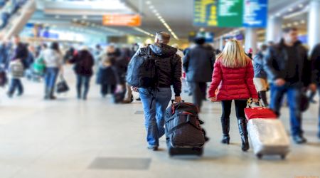 Mai mulți români se întorc în țară de Paște, cu avionul