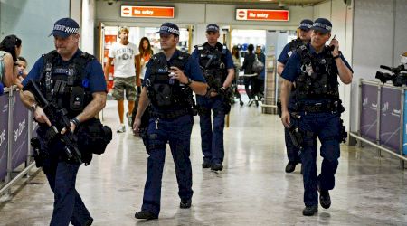 Captură pe Aeroportul din Manchester. Marfă de contrabandă ascunsă în interiorul unei persoane