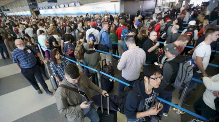 160 de români blocați în Bologna. Avionul Wizz Air nu a mai apărut