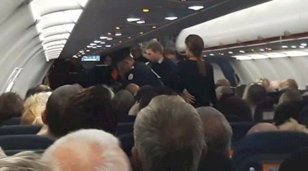 Incident la bordul unui avion. Un pasager agresiv a urinat pe scaun