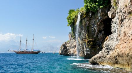 Plouă cu turiști în Antalya. Peste 2,6 milioane de pasageri au vizitat provincia turcă