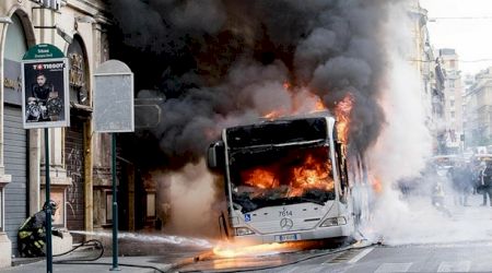 Un autobuz a explodat în Roma, în apropiere de celebra Fontana di Trevi