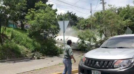 VIDEO ȘI FOTO. Accident aviatic. Oameni de pe șosea ajută pasagerii de la bord să iasă din avion