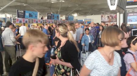 Zeci de zboruri anulate și mii de pasageri blocați pe Aeroportul Stansted