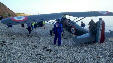 VIDEO. Aterizare de urgență pe plajă. Turiști înspăimântați caută adăpost