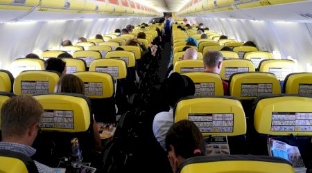 Un avion cu români a aterizat de urgență. O femeie a făcut infarct la bord