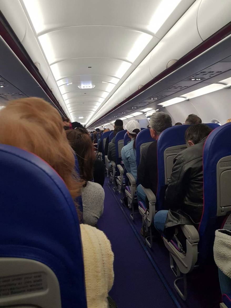 Panică La Bordul Unui Avion Plin Cu Romani Aterizare De Urgență
