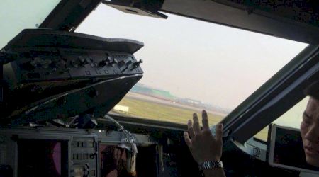 Incident aviatic. Un avion a pierdut o parte din parbriz în timpul zborului