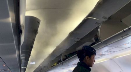Incident aviatic. Fum la bord, însoțitorii de bord și-au pus măștile de oxigen