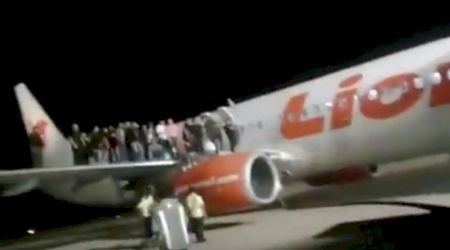VIDEO. Incident aviatic. Pasagerii sar de pe aripa avionului pentru a-și salva viețile