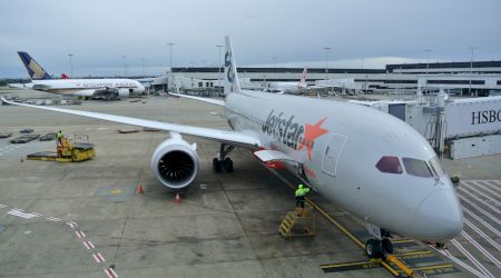 Incident aviatic. Un bărbat a lovit 3 oameni și a forțat ușa avionului