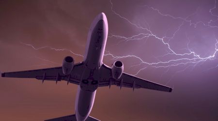 Incidente aviatice. Fulgere puternice au provocat panică la bord. 2 avioane au deviat de la rutele inițiale