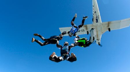 De ce avioanele comerciale nu au parașute pentru pasageri?