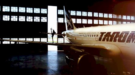 EXCLUSIV! Tarom susține talentele României! Alla, de la Românii au talent, s-a antrenat pe aripa unui Airbus în hangarul TAROM