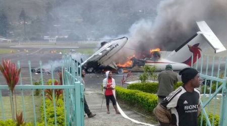 Avion incendiat de protestatari în Papua Noua Guinee