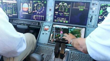 Ecran touchscreen pentru Airbus A350 în cabina de pilotaj