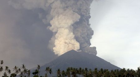 Erupție vulcanică în Bali – zeci de zboruri anulate