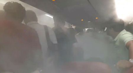 VIDEO. Incident la bordul unei aeronave. Modul în care sunt forțați pasagerii să coboare este surprinzător