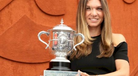 Simona Halep prezintă trofeul cucerit la Roland Garros pe Aeroportul Henri Coandă