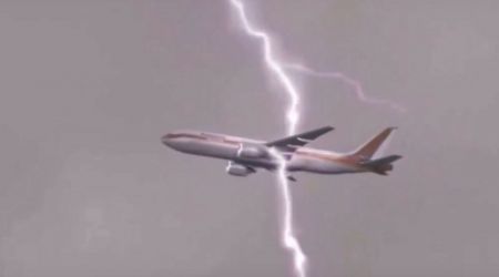 Momente terifiante trăite de pasagerii unui avion lovit de fulger