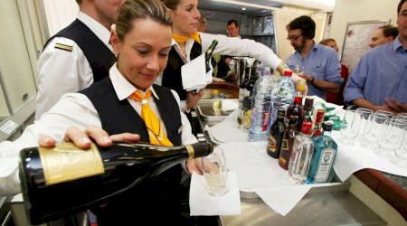 Consumul de băuturi alcoolice în avion – ilegal sau nu? Care este limita?