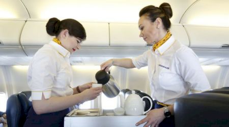 Acesta este motivul pentru care să nu beți niciodată cafea sau ceai în avion
