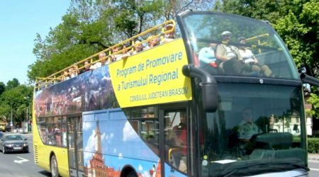 Autobuz turistic în centrul vechi al Brașovului