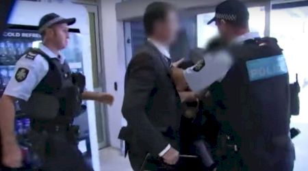 VIDEO. Incident pe aeroport. Un bărbat încătușat a încercat să scape de poliție