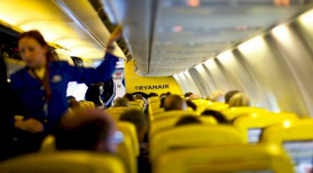 Un însoțitor de zbor Ryanair și-a rupt piciorul la bordul unui avion