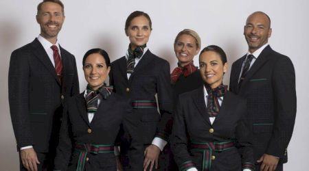 Au apărut noile uniforme Alitalia, create de Alberta Ferretti