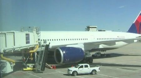 Tensiune la bord. O stewardesă Delta a dat jos din avion 5 pasageri