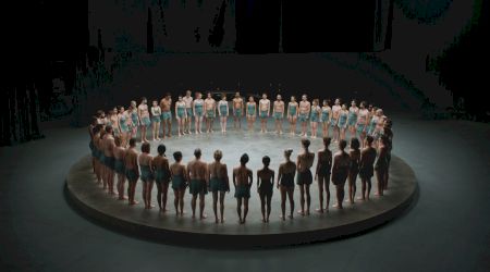 O nouă inițiativă globală: 61 de oameni din țări diferite își propun să contribuie la o lume mai unită, tatuându-și corpurile