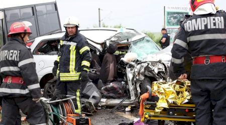UPDATE Patru persoane rănite într-un accident pe DN12. Traficul rutier este întrerupt