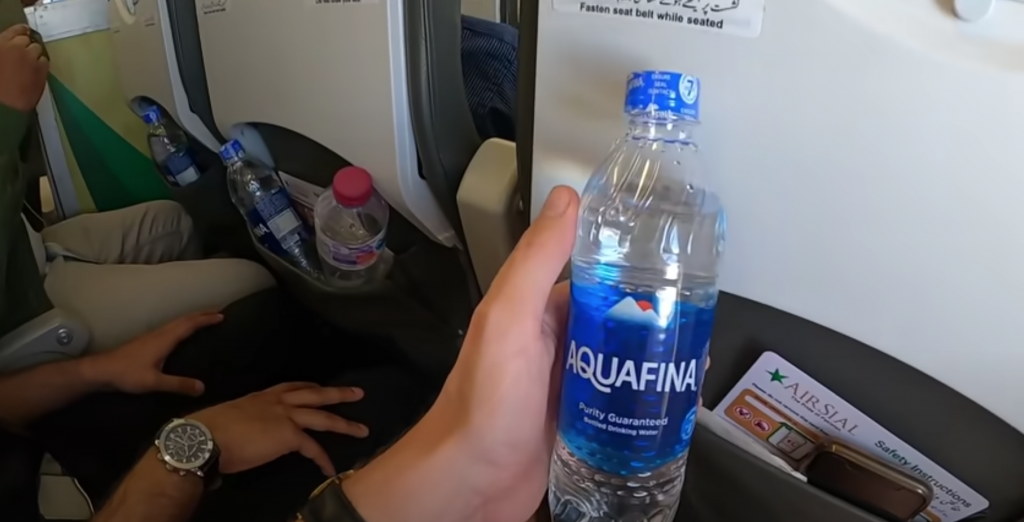 Catering limitat la bord, fară mâncare, dar pasagerii au primit apă