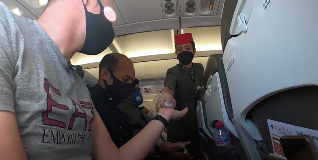 Air Sial cabin crew oferă dezinfectant pasagerilor, Josh Cahill pe ruta internă din Pakistan Karachi - Islamabad