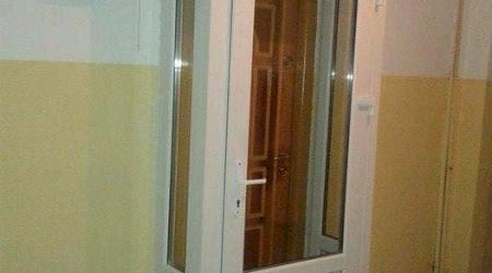 Gestul uimitor al unui bătrân din Brăilă. Și-a îmbrăcat ușa de la intrare în termopan. Care este motivul