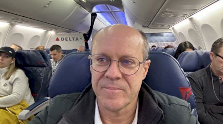 Un milionar i-a oferit 100.000 de dolari pasagerei care călătorea lângă el în avion, cu o condiție. Femeia l-a refuzat