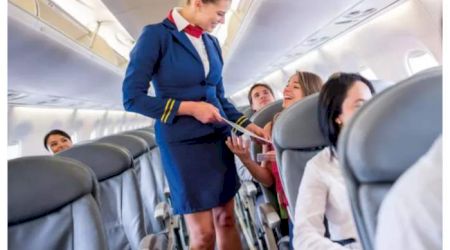 Ce nu au voie să spună stewardesele în avion. Ele trebuie să respecte câteva reguli importante