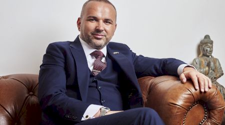 Ridicați-vă deasupra concurenței cu PublicitateOOH.ro – Lideri în promovarea outdoor prin steaguri direcționale în București și Ilfov