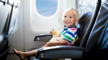 Companiile aeriene care separă copiii de părinți în avion. Ce se întâmplă la Wizz Air și Ryanair. Ce trebuie să facă părinții care vor să stea lângă copii în avion.