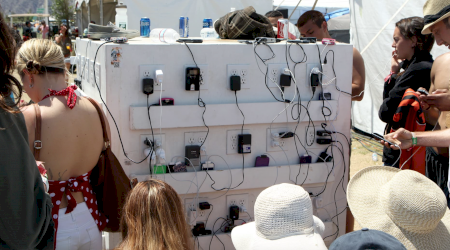 FBI avertizează oamenii să nu folosească stațiile publice de încărcare a telefoanelor